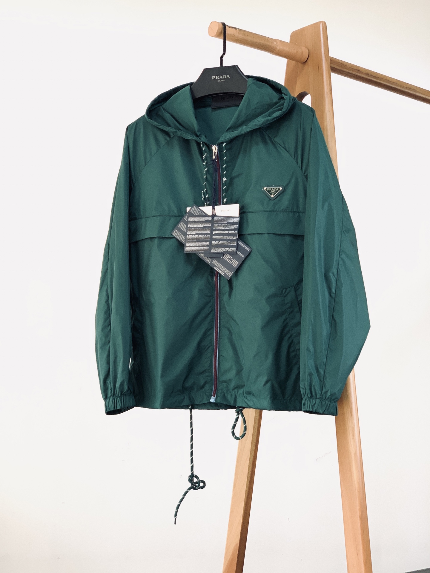 Prada 普拉达 连帽尼龙外套🥼 采用品牌经典Re-Nylon再生尼龙面料，质地轻薄顺滑，自带防风抗小雨的实用属性，触