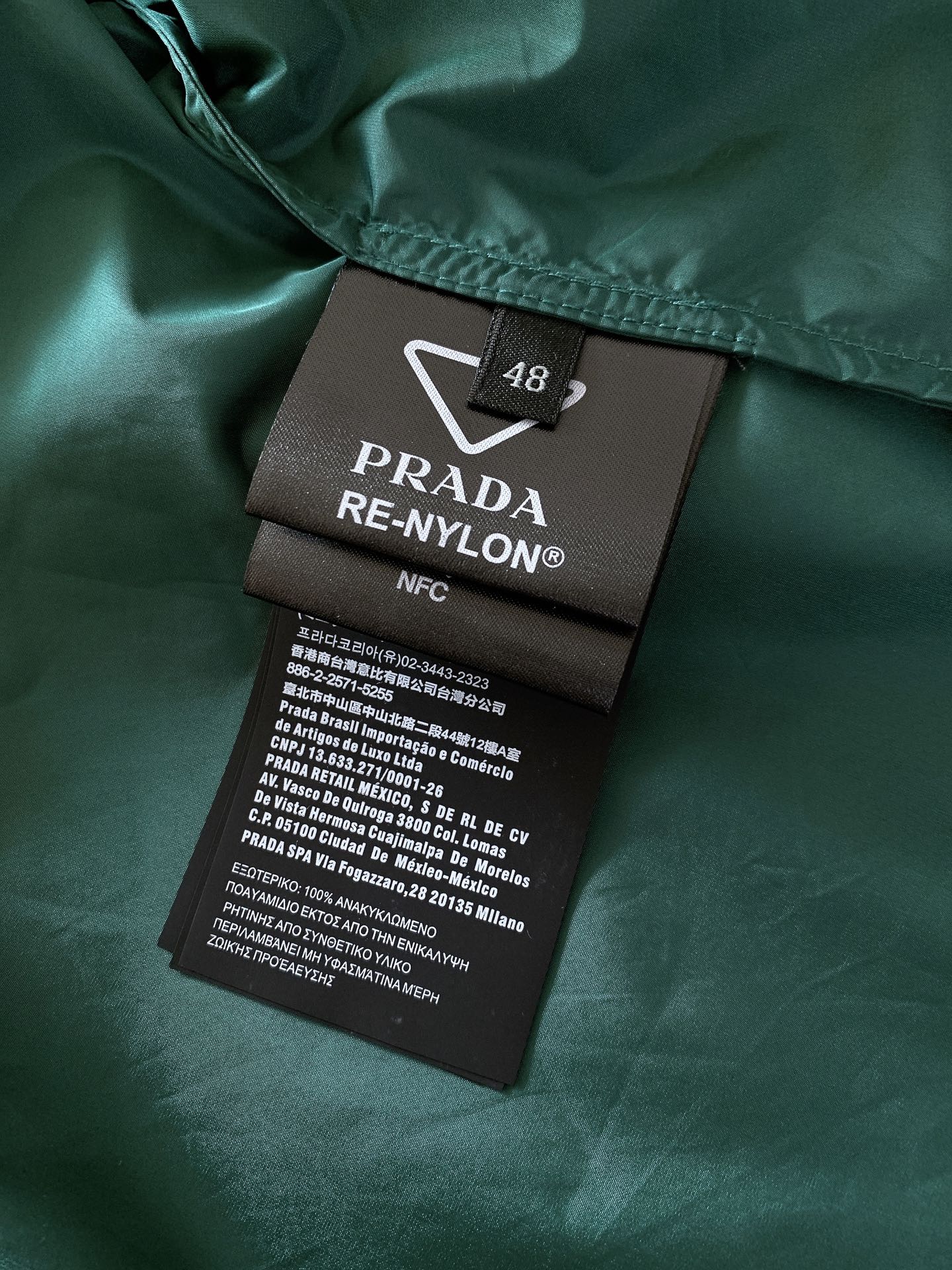 Prada 普拉达 连帽尼龙外套🥼 采用品牌经典Re-Nylon再生尼龙面料，质地轻薄顺滑，自带防风抗小雨的实用属性，触