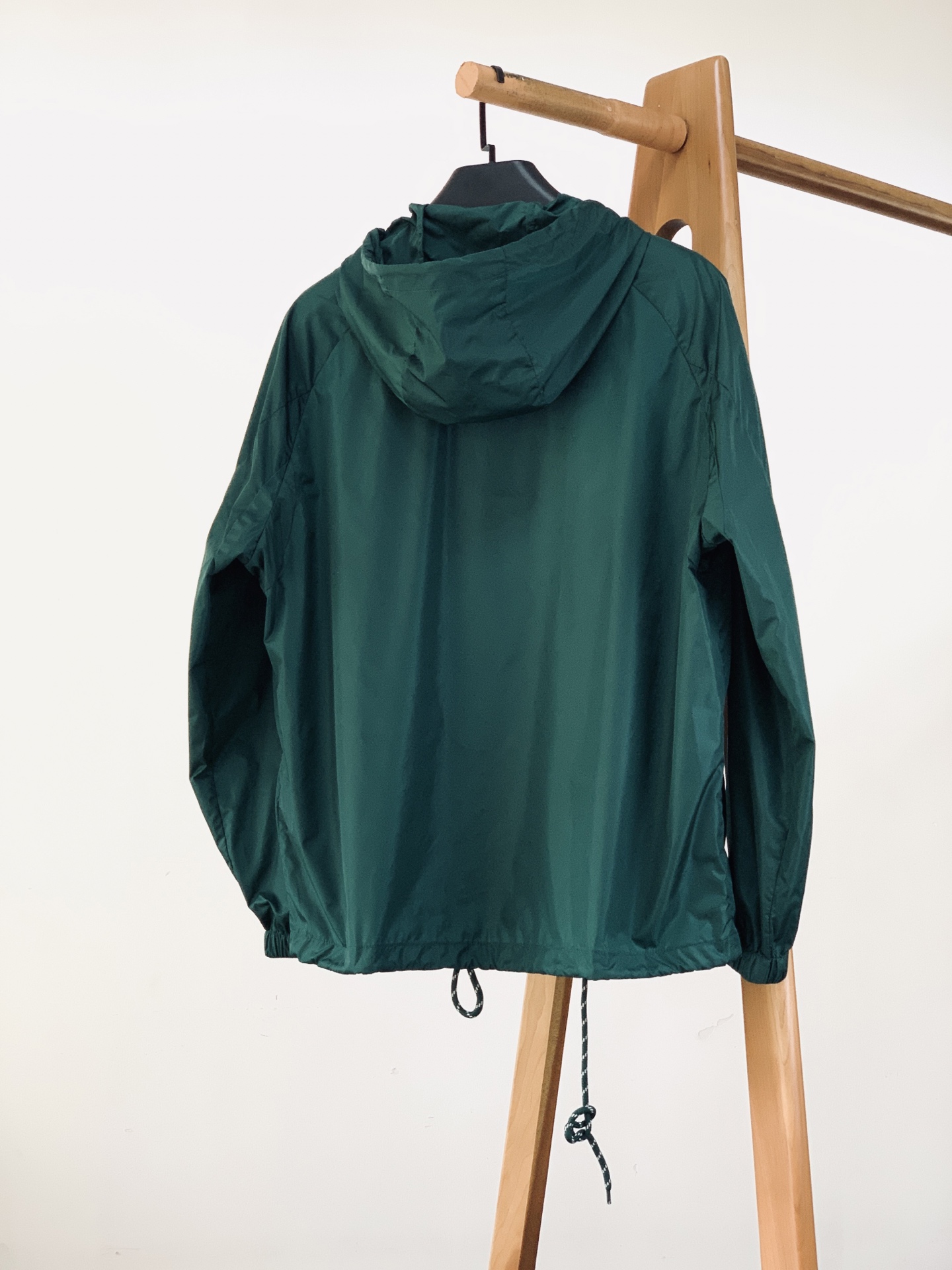 Prada 普拉达 连帽尼龙外套🥼 采用品牌经典Re-Nylon再生尼龙面料，质地轻薄顺滑，自带防风抗小雨的实用属性，触