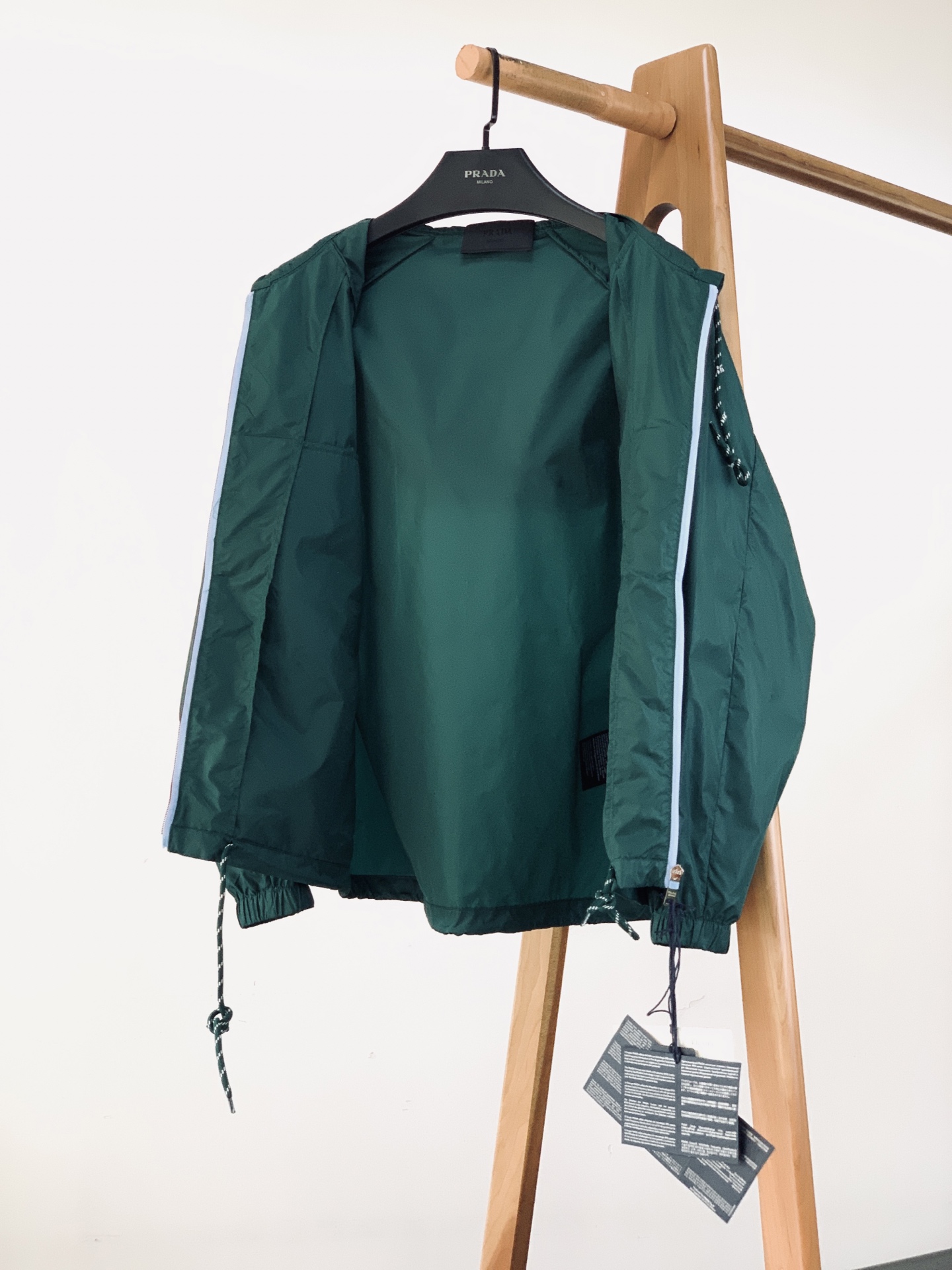 Prada 普拉达 连帽尼龙外套🥼 采用品牌经典Re-Nylon再生尼龙面料，质地轻薄顺滑，自带防风抗小雨的实用属性，触