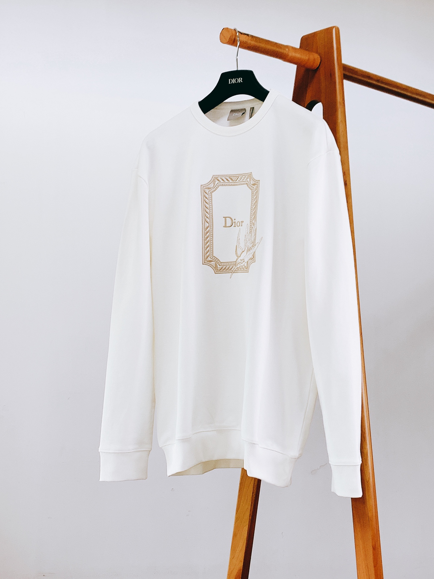Dior Homme 迪奥·桀傲 2026FW秋冬新品 蜂鸟刺绣卫衣🥼 甄选高品质白色棉质起绒面料，触感软糯细腻，内里毛