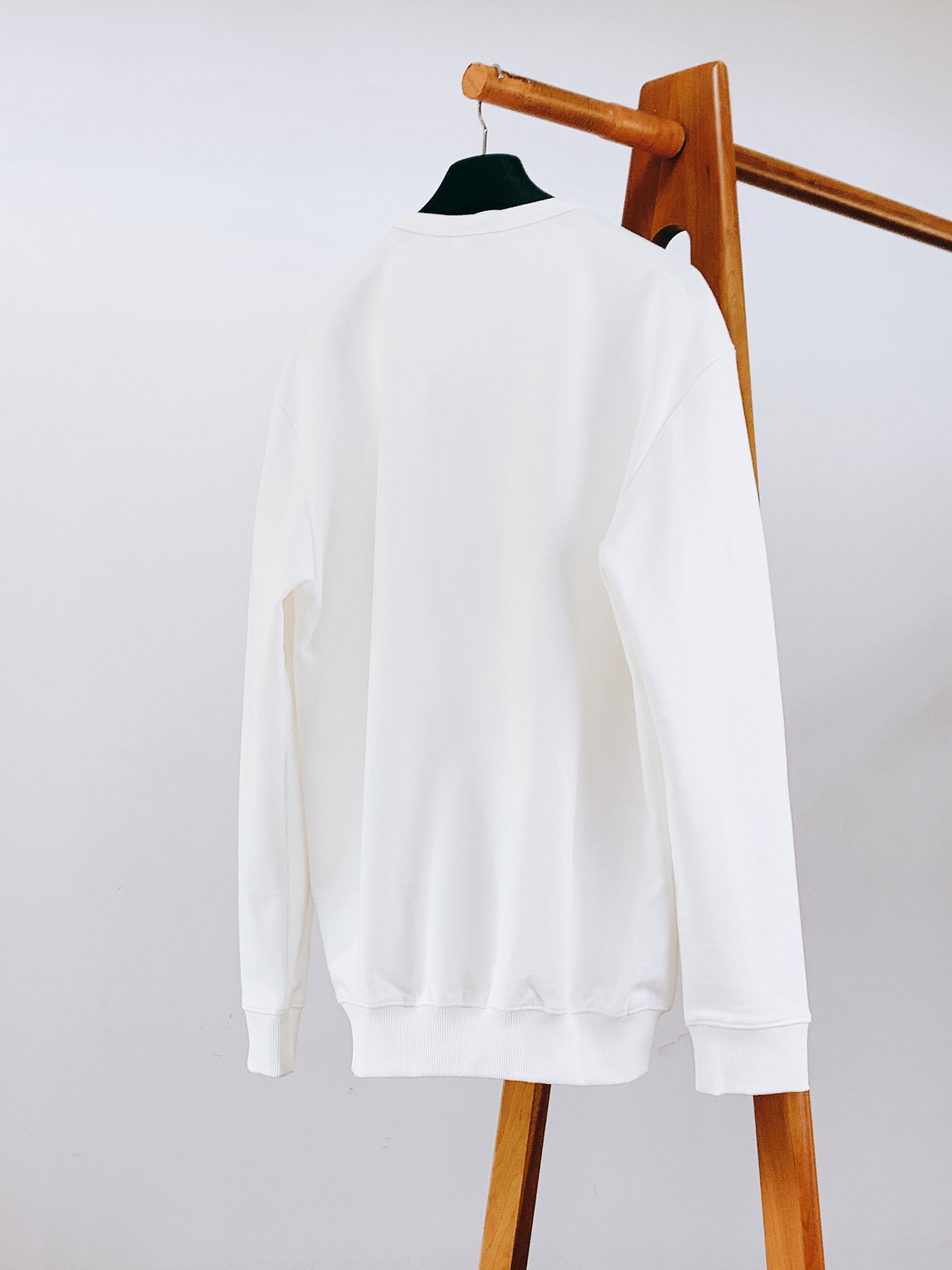 Dior Homme 迪奥·桀傲 2026FW秋冬新品 蜂鸟刺绣卫衣🥼 甄选高品质白色棉质起绒面料,触感软糯细腻,内里毛 Dior Homme 迪奥·桀傲 2026FW秋冬新品 蜂鸟刺绣卫衣🥼 甄选高品质白色棉质起绒面料,触感软糯细腻,内里毛