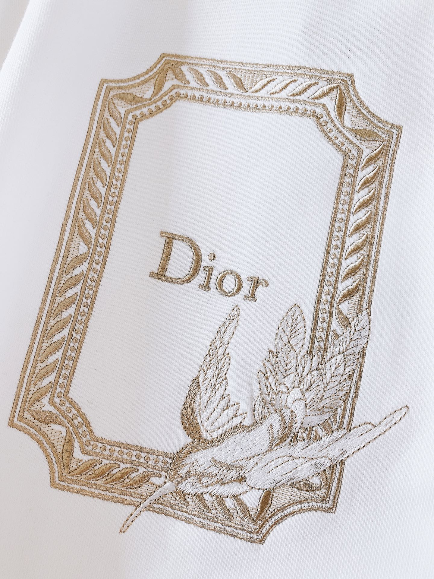 Dior Homme 迪奥·桀傲 2026FW秋冬新品 蜂鸟刺绣卫衣🥼 甄选高品质白色棉质起绒面料,触感软糯细腻,内里毛 Dior Homme 迪奥·桀傲 2026FW秋冬新品 蜂鸟刺绣卫衣🥼 甄选高品质白色棉质起绒面料,触感软糯细腻,内里毛