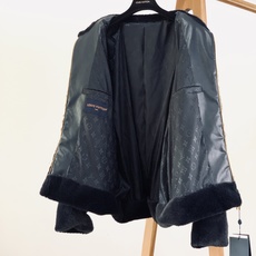 LouisVuitton 路易威登 2026FW早秋新品 拼色提花毛绒立领外套🥼 甄选高密度仿真毛绒面料,毛感丰盈密实, LouisVuitton 路易威登 2026FW早秋新品 拼色提花毛绒立领外套🥼 甄选高密度仿真毛绒面料,毛感丰盈密实,