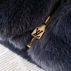 LouisVuitton 路易威登 2026FW早秋新品 拼色提花毛绒立领外套🥼 甄选高密度仿真毛绒面料,毛感丰盈密实, LouisVuitton 路易威登 2026FW早秋新品 拼色提花毛绒立领外套🥼 甄选高密度仿真毛绒面料,毛感丰盈密实,