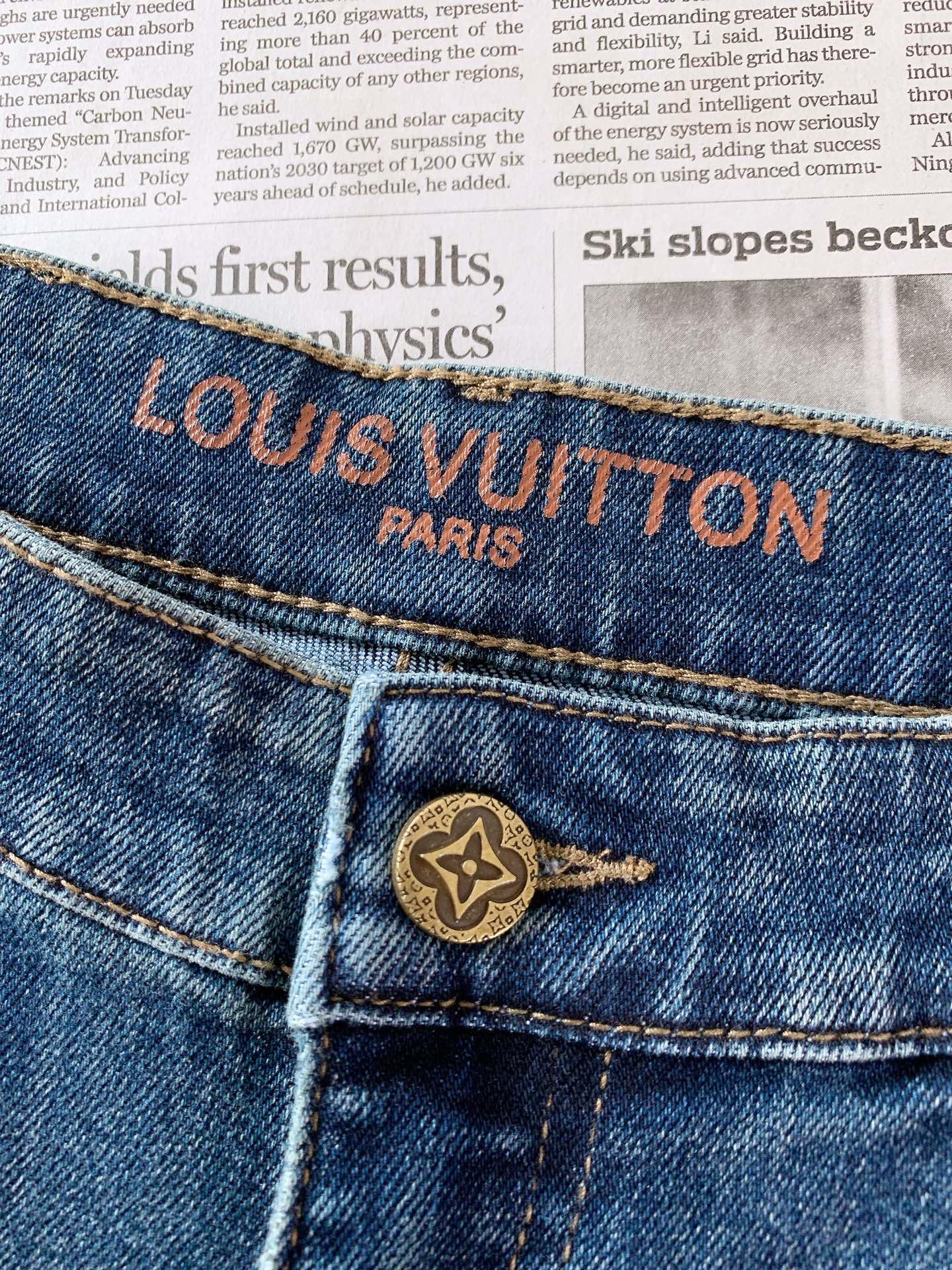 LouisVuitton 路易威登 2026FW早秋新品 休闲水洗牛仔长裤👖 复古渐变水洗蓝,自然磨白,色调高级耐看 重 LouisVuitton 路易威登 2026FW早秋新品 休闲水洗牛仔长裤👖 复古渐变水洗蓝,自然磨白,色调高级耐看 重