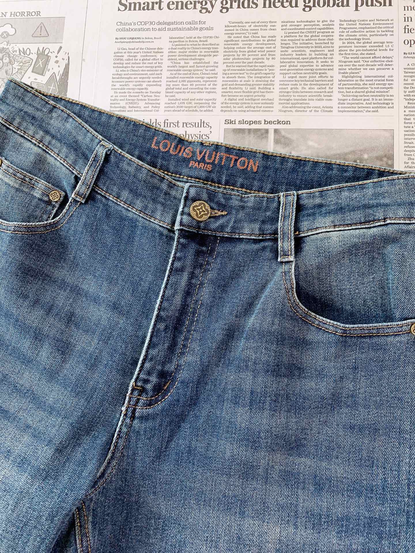 LouisVuitton 路易威登 2026FW早秋新品 休闲水洗牛仔长裤👖 复古渐变水洗蓝,自然磨白,色调高级耐看 重 LouisVuitton 路易威登 2026FW早秋新品 休闲水洗牛仔长裤👖 复古渐变水洗蓝,自然磨白,色调高级耐看 重