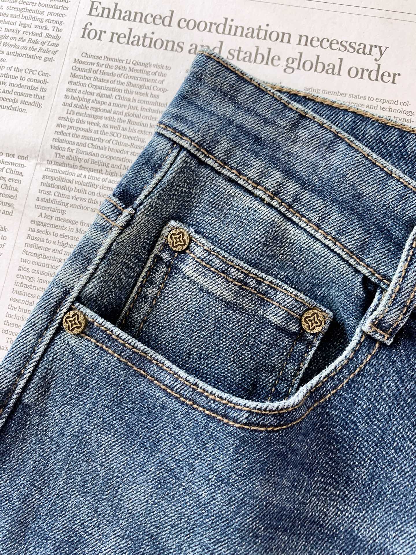 LouisVuitton 路易威登 2026FW早秋新品 休闲水洗牛仔长裤👖 复古渐变水洗蓝,自然磨白,色调高级耐看 重 LouisVuitton 路易威登 2026FW早秋新品 休闲水洗牛仔长裤👖 复古渐变水洗蓝,自然磨白,色调高级耐看 重