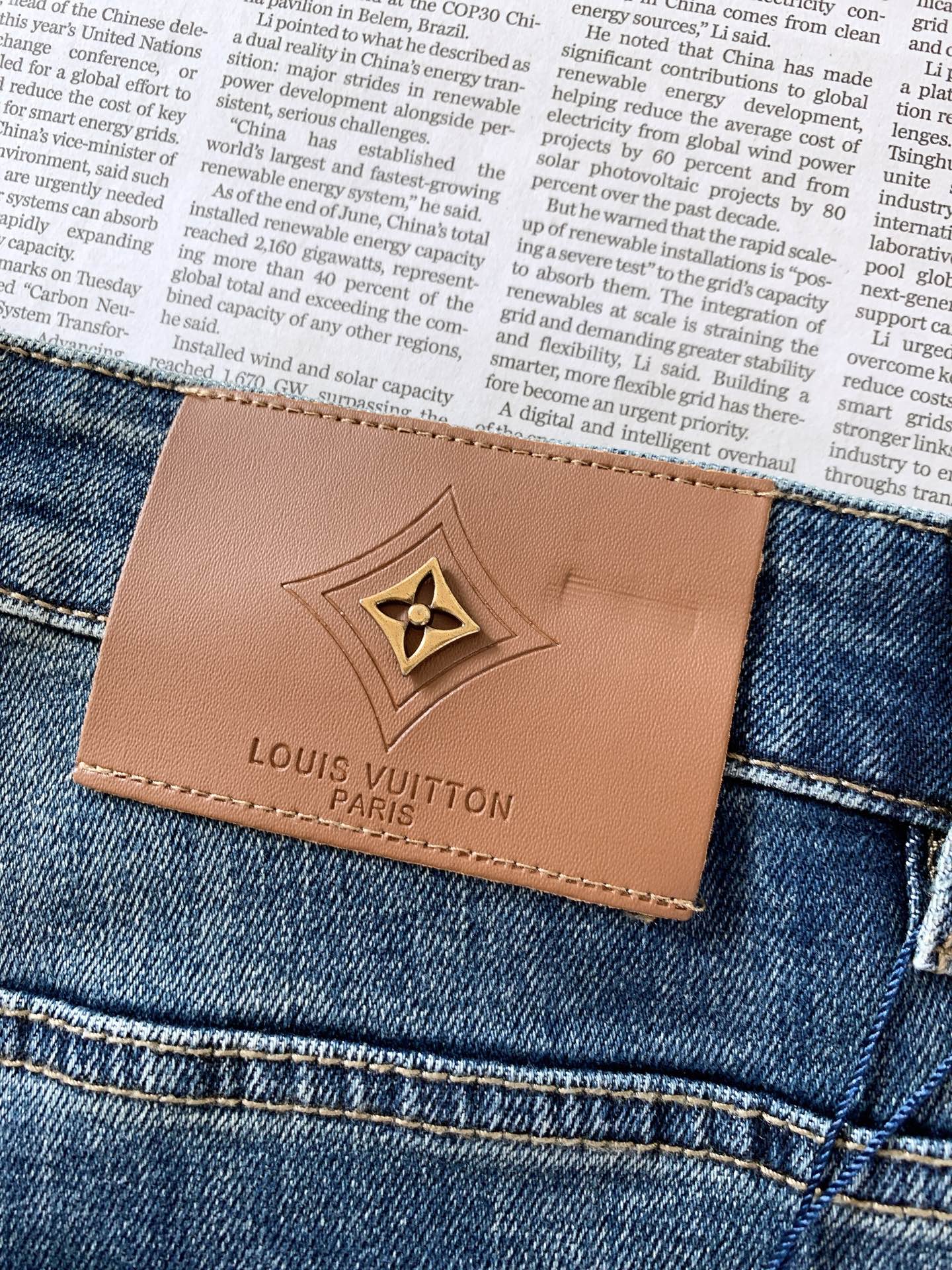 LouisVuitton 路易威登 2026FW早秋新品 休闲水洗牛仔长裤👖 复古渐变水洗蓝,自然磨白,色调高级耐看 重 LouisVuitton 路易威登 2026FW早秋新品 休闲水洗牛仔长裤👖 复古渐变水洗蓝,自然磨白,色调高级耐看 重