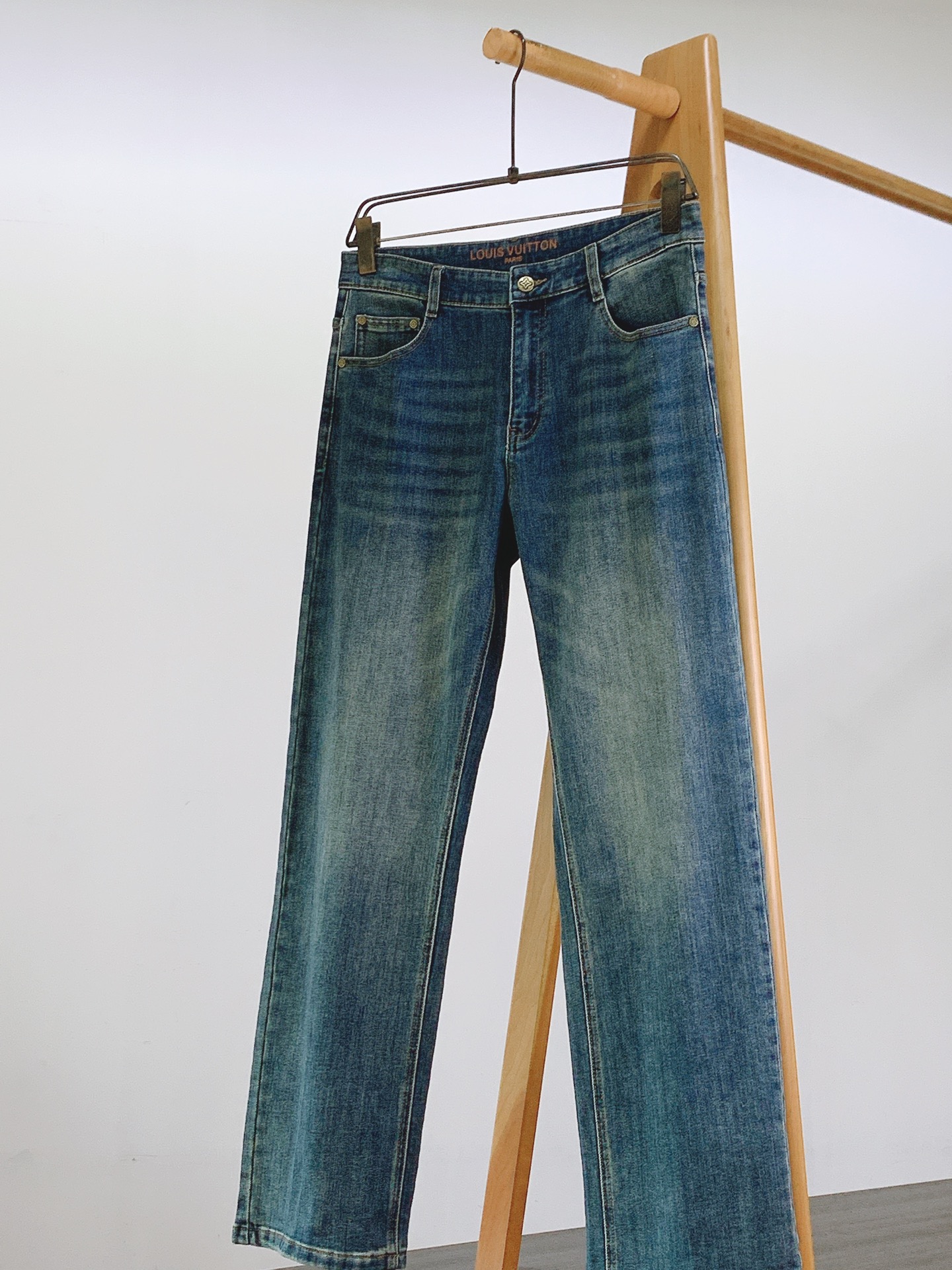 LouisVuitton 路易威登 2026FW早秋新品 休闲水洗牛仔长裤👖 复古渐变水洗蓝，自然磨白，色调高级耐看 重
