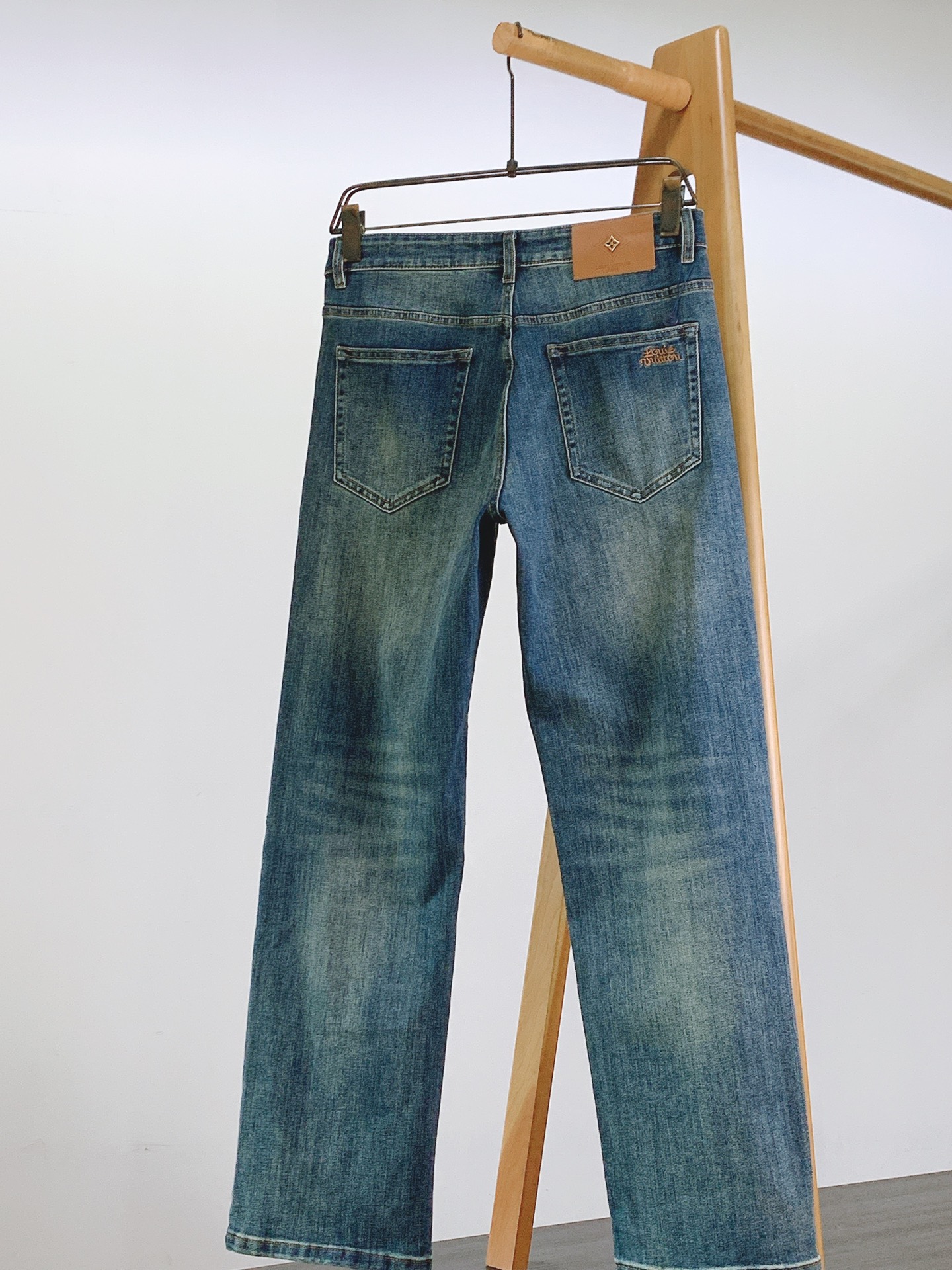 LouisVuitton 路易威登 2026FW早秋新品 休闲水洗牛仔长裤👖 复古渐变水洗蓝,自然磨白,色调高级耐看 重 LouisVuitton 路易威登 2026FW早秋新品 休闲水洗牛仔长裤👖 复古渐变水洗蓝,自然磨白,色调高级耐看 重