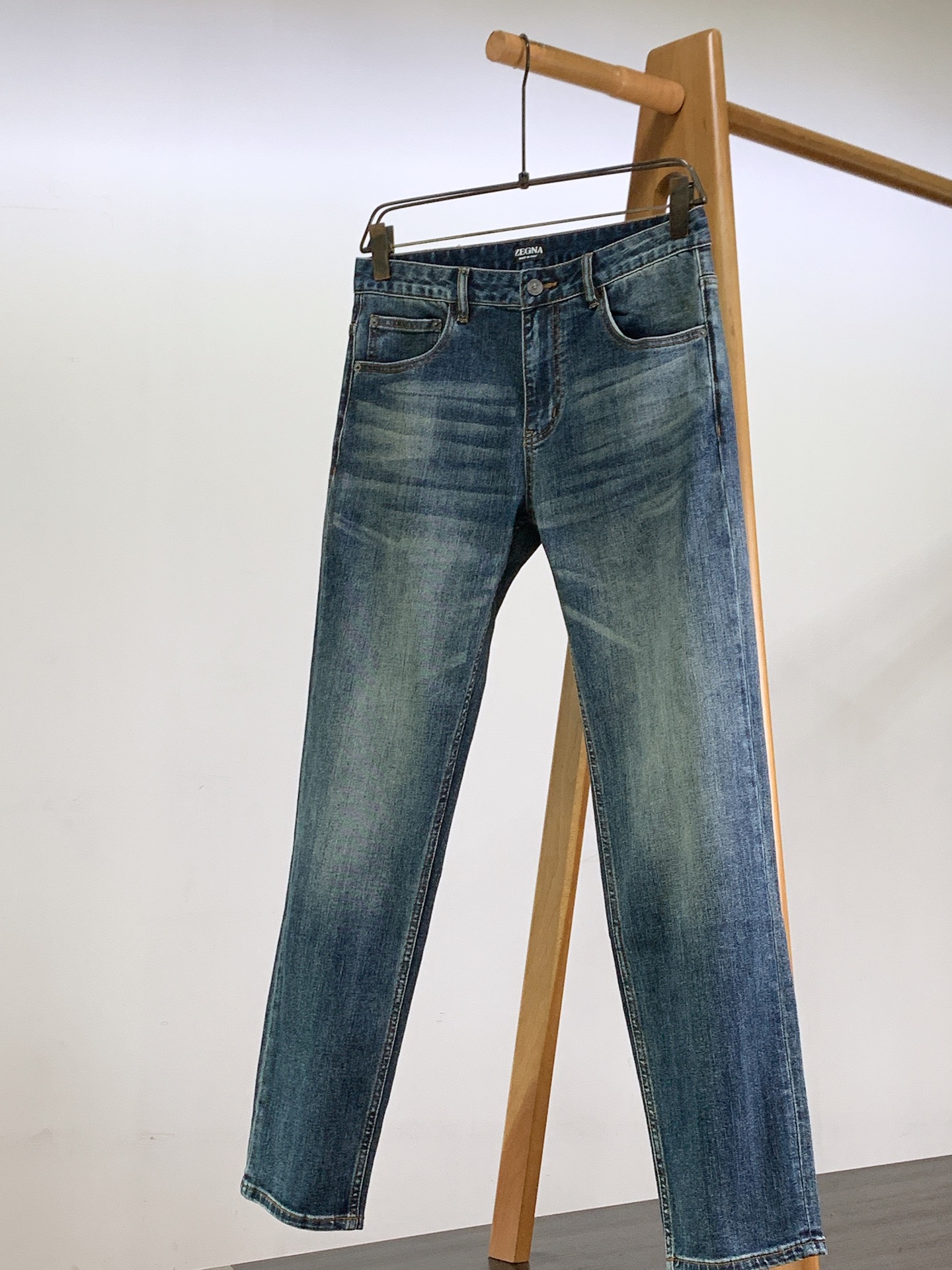 Ermenegildo Zegna 杰尼亚 2026FW早秋新品 男士水洗直筒牛仔裤👖 奢牌经典牛仔,复古蓝调水洗,色 Ermenegildo Zegna 杰尼亚 2026FW早秋新品 男士水洗直筒牛仔裤👖 奢牌经典牛仔,复古蓝调水洗,色