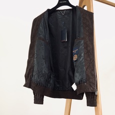 LouisVuitton 路易威登 2026FW早秋新品 暗纹立领夹克🥼 甄选定制肌理面料,表面做细腻压印老花工艺,低调 LouisVuitton 路易威登 2026FW早秋新品 暗纹立领夹克🥼 甄选定制肌理面料,表面做细腻压印老花工艺,低调