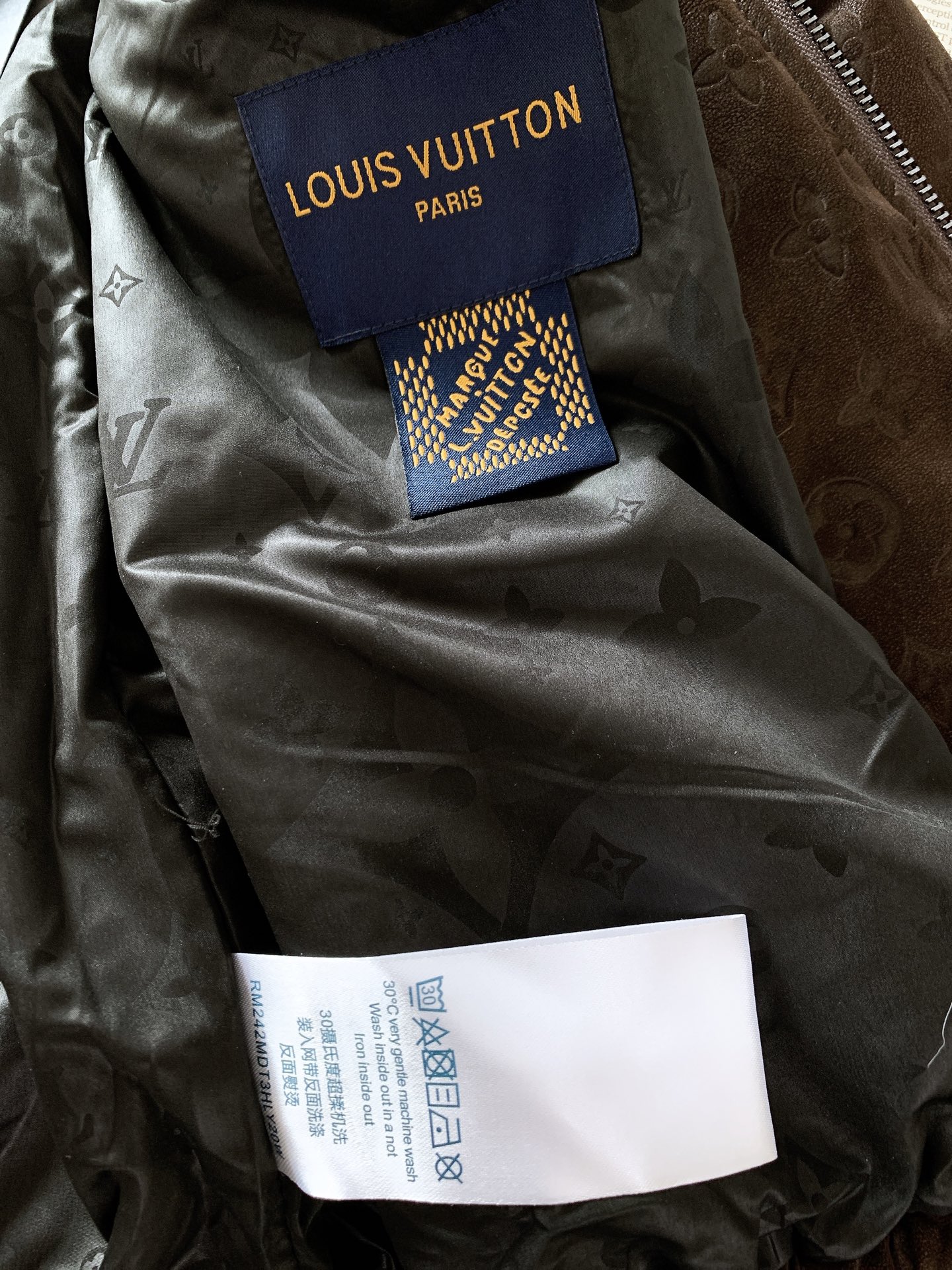 LouisVuitton 路易威登 2026FW早秋新品 暗纹立领夹克🥼 甄选定制肌理面料,表面做细腻压印老花工艺,低调 LouisVuitton 路易威登 2026FW早秋新品 暗纹立领夹克🥼 甄选定制肌理面料,表面做细腻压印老花工艺,低调