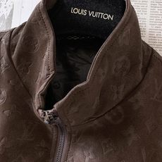LouisVuitton 路易威登 2026FW早秋新品 暗纹立领夹克🥼 甄选定制肌理面料,表面做细腻压印老花工艺,低调 LouisVuitton 路易威登 2026FW早秋新品 暗纹立领夹克🥼 甄选定制肌理面料,表面做细腻压印老花工艺,低调