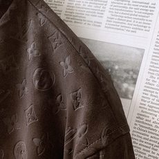 LouisVuitton 路易威登 2026FW早秋新品 暗纹立领夹克🥼 甄选定制肌理面料,表面做细腻压印老花工艺,低调 LouisVuitton 路易威登 2026FW早秋新品 暗纹立领夹克🥼 甄选定制肌理面料,表面做细腻压印老花工艺,低调
