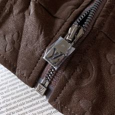 LouisVuitton 路易威登 2026FW早秋新品 暗纹立领夹克🥼 甄选定制肌理面料,表面做细腻压印老花工艺,低调 LouisVuitton 路易威登 2026FW早秋新品 暗纹立领夹克🥼 甄选定制肌理面料,表面做细腻压印老花工艺,低调