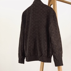 LouisVuitton 路易威登 2026FW早秋新品 暗纹立领夹克🥼 甄选定制肌理面料,表面做细腻压印老花工艺,低调 LouisVuitton 路易威登 2026FW早秋新品 暗纹立领夹克🥼 甄选定制肌理面料,表面做细腻压印老花工艺,低调