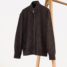LouisVuitton 路易威登 2026FW早秋新品 暗纹立领夹克🥼 甄选定制肌理面料,表面做细腻压印老花工艺,低调 LouisVuitton 路易威登 2026FW早秋新品 暗纹立领夹克🥼 甄选定制肌理面料,表面做细腻压印老花工艺,低调