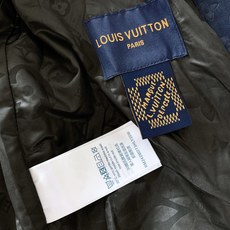 LouisVuitton 路易威登 2026FW早秋新品 暗纹立领夹克🥼 甄选定制肌理面料,表面做细腻压印老花工艺,低调 LouisVuitton 路易威登 2026FW早秋新品 暗纹立领夹克🥼 甄选定制肌理面料,表面做细腻压印老花工艺,低调