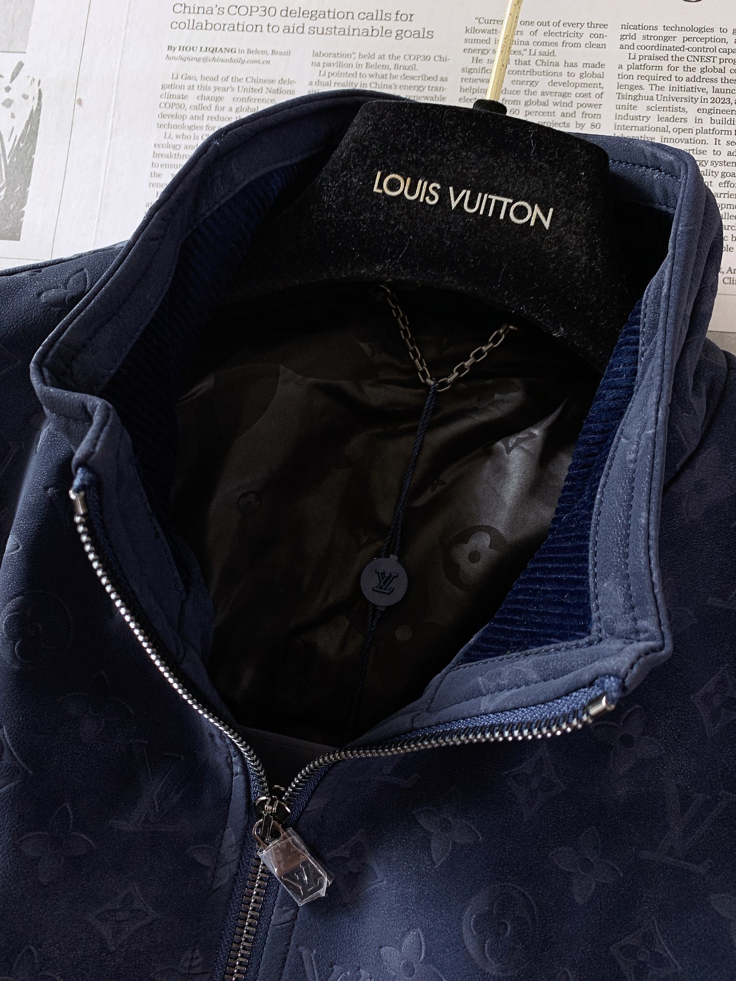 LouisVuitton 路易威登 2026FW早秋新品 暗纹立领夹克🥼 甄选定制肌理面料,表面做细腻压印老花工艺,低调 LouisVuitton 路易威登 2026FW早秋新品 暗纹立领夹克🥼 甄选定制肌理面料,表面做细腻压印老花工艺,低调