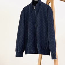 LouisVuitton 路易威登 2026FW早秋新品 暗纹立领夹克🥼 甄选定制肌理面料,表面做细腻压印老花工艺,低调 LouisVuitton 路易威登 2026FW早秋新品 暗纹立领夹克🥼 甄选定制肌理面料,表面做细腻压印老花工艺,低调