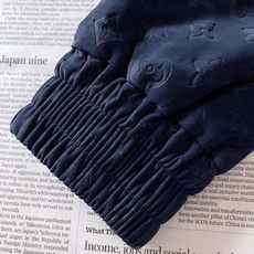 LouisVuitton 路易威登 2026FW早秋新品 暗纹立领夹克🥼 甄选定制肌理面料,表面做细腻压印老花工艺,低调 LouisVuitton 路易威登 2026FW早秋新品 暗纹立领夹克🥼 甄选定制肌理面料,表面做细腻压印老花工艺,低调