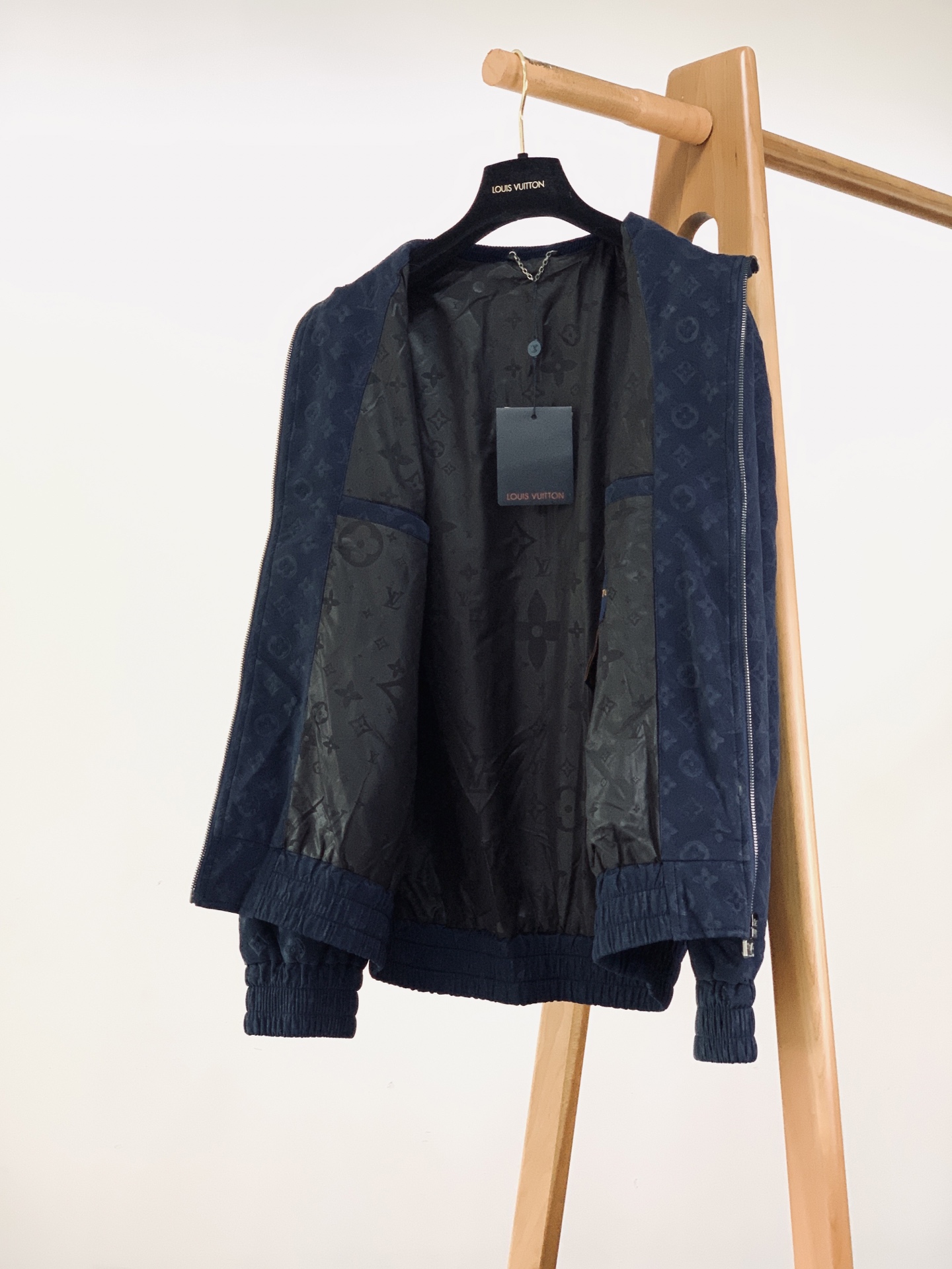LouisVuitton 路易威登 2026FW早秋新品 暗纹立领夹克🥼 甄选定制肌理面料,表面做细腻压印老花工艺,低调 LouisVuitton 路易威登 2026FW早秋新品 暗纹立领夹克🥼 甄选定制肌理面料,表面做细腻压印老花工艺,低调