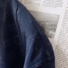 LouisVuitton 路易威登 2026FW早秋新品 暗纹立领夹克🥼 甄选定制肌理面料,表面做细腻压印老花工艺,低调 LouisVuitton 路易威登 2026FW早秋新品 暗纹立领夹克🥼 甄选定制肌理面料,表面做细腻压印老花工艺,低调