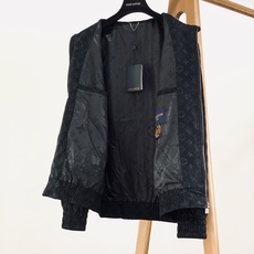LouisVuitton 路易威登 2026FW早秋新品 暗纹立领夹克🥼 甄选定制肌理面料,表面做细腻压印老花工艺,低调 LouisVuitton 路易威登 2026FW早秋新品 暗纹立领夹克🥼 甄选定制肌理面料,表面做细腻压印老花工艺,低调