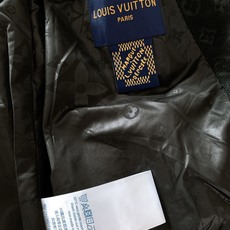 LouisVuitton 路易威登 2026FW早秋新品 暗纹立领夹克🥼 甄选定制肌理面料,表面做细腻压印老花工艺,低调 LouisVuitton 路易威登 2026FW早秋新品 暗纹立领夹克🥼 甄选定制肌理面料,表面做细腻压印老花工艺,低调