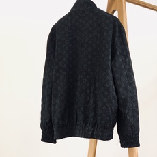 LouisVuitton 路易威登 2026FW早秋新品 暗纹立领夹克🥼 甄选定制肌理面料,表面做细腻压印老花工艺,低调 LouisVuitton 路易威登 2026FW早秋新品 暗纹立领夹克🥼 甄选定制肌理面料,表面做细腻压印老花工艺,低调