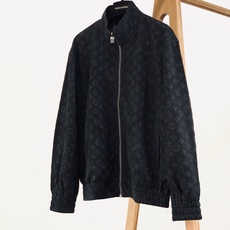 LouisVuitton 路易威登 2026FW早秋新品 暗纹立领夹克🥼 甄选定制肌理面料,表面做细腻压印老花工艺,低调 LouisVuitton 路易威登 2026FW早秋新品 暗纹立领夹克🥼 甄选定制肌理面料,表面做细腻压印老花工艺,低调