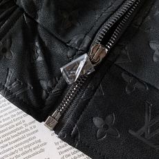 LouisVuitton 路易威登 2026FW早秋新品 暗纹立领夹克🥼 甄选定制肌理面料,表面做细腻压印老花工艺,低调 LouisVuitton 路易威登 2026FW早秋新品 暗纹立领夹克🥼 甄选定制肌理面料,表面做细腻压印老花工艺,低调