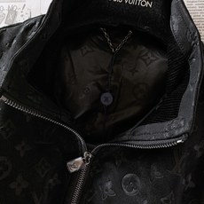 LouisVuitton 路易威登 2026FW早秋新品 暗纹立领夹克🥼 甄选定制肌理面料,表面做细腻压印老花工艺,低调 LouisVuitton 路易威登 2026FW早秋新品 暗纹立领夹克🥼 甄选定制肌理面料,表面做细腻压印老花工艺,低调