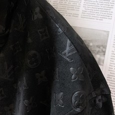 LouisVuitton 路易威登 2026FW早秋新品 暗纹立领夹克🥼 甄选定制肌理面料,表面做细腻压印老花工艺,低调 LouisVuitton 路易威登 2026FW早秋新品 暗纹立领夹克🥼 甄选定制肌理面料,表面做细腻压印老花工艺,低调