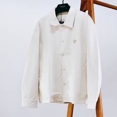 Prada 普拉达 2026FW早秋新品 翻领皮质衬衫款外套夹克🥼 甄选质感仿皮面料,自带细腻自然的皮革肌理,触感柔软不 Prada 普拉达 2026FW早秋新品 翻领皮质衬衫款外套夹克🥼 甄选质感仿皮面料,自带细腻自然的皮革肌理,触感柔软不