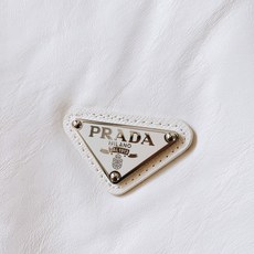 Prada 普拉达 2026FW早秋新品 翻领皮质衬衫款外套夹克🥼 甄选质感仿皮面料,自带细腻自然的皮革肌理,触感柔软不 Prada 普拉达 2026FW早秋新品 翻领皮质衬衫款外套夹克🥼 甄选质感仿皮面料,自带细腻自然的皮革肌理,触感柔软不