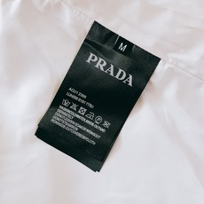 Prada 普拉达 2026FW早秋新品 翻领皮质衬衫款外套夹克🥼 甄选质感仿皮面料,自带细腻自然的皮革肌理,触感柔软不 Prada 普拉达 2026FW早秋新品 翻领皮质衬衫款外套夹克🥼 甄选质感仿皮面料,自带细腻自然的皮革肌理,触感柔软不