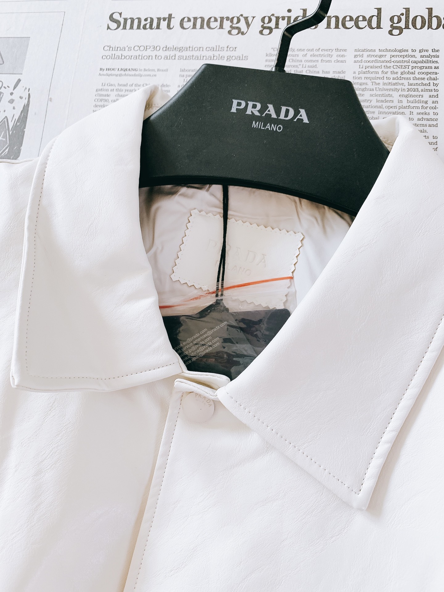Prada 普拉达 2026FW早秋新品 翻领皮质衬衫款外套夹克🥼 甄选质感仿皮面料,自带细腻自然的皮革肌理,触感柔软不 Prada 普拉达 2026FW早秋新品 翻领皮质衬衫款外套夹克🥼 甄选质感仿皮面料,自带细腻自然的皮革肌理,触感柔软不