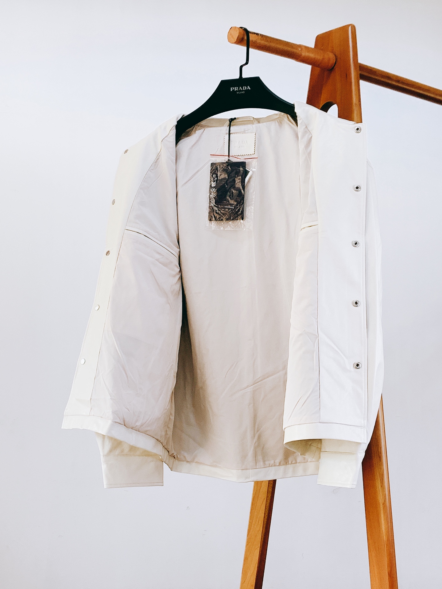 Prada 普拉达 2026FW早秋新品 翻领皮质衬衫款外套夹克🥼 甄选质感仿皮面料,自带细腻自然的皮革肌理,触感柔软不 Prada 普拉达 2026FW早秋新品 翻领皮质衬衫款外套夹克🥼 甄选质感仿皮面料,自带细腻自然的皮革肌理,触感柔软不