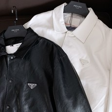 Prada 普拉达 2026FW早秋新品 翻领皮质衬衫款外套夹克🥼 甄选质感仿皮面料,自带细腻自然的皮革肌理,触感柔软不 Prada 普拉达 2026FW早秋新品 翻领皮质衬衫款外套夹克🥼 甄选质感仿皮面料,自带细腻自然的皮革肌理,触感柔软不