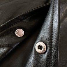 Prada 普拉达 2026FW早秋新品 翻领皮质衬衫款外套夹克🥼 甄选质感仿皮面料,自带细腻自然的皮革肌理,触感柔软不 Prada 普拉达 2026FW早秋新品 翻领皮质衬衫款外套夹克🥼 甄选质感仿皮面料,自带细腻自然的皮革肌理,触感柔软不