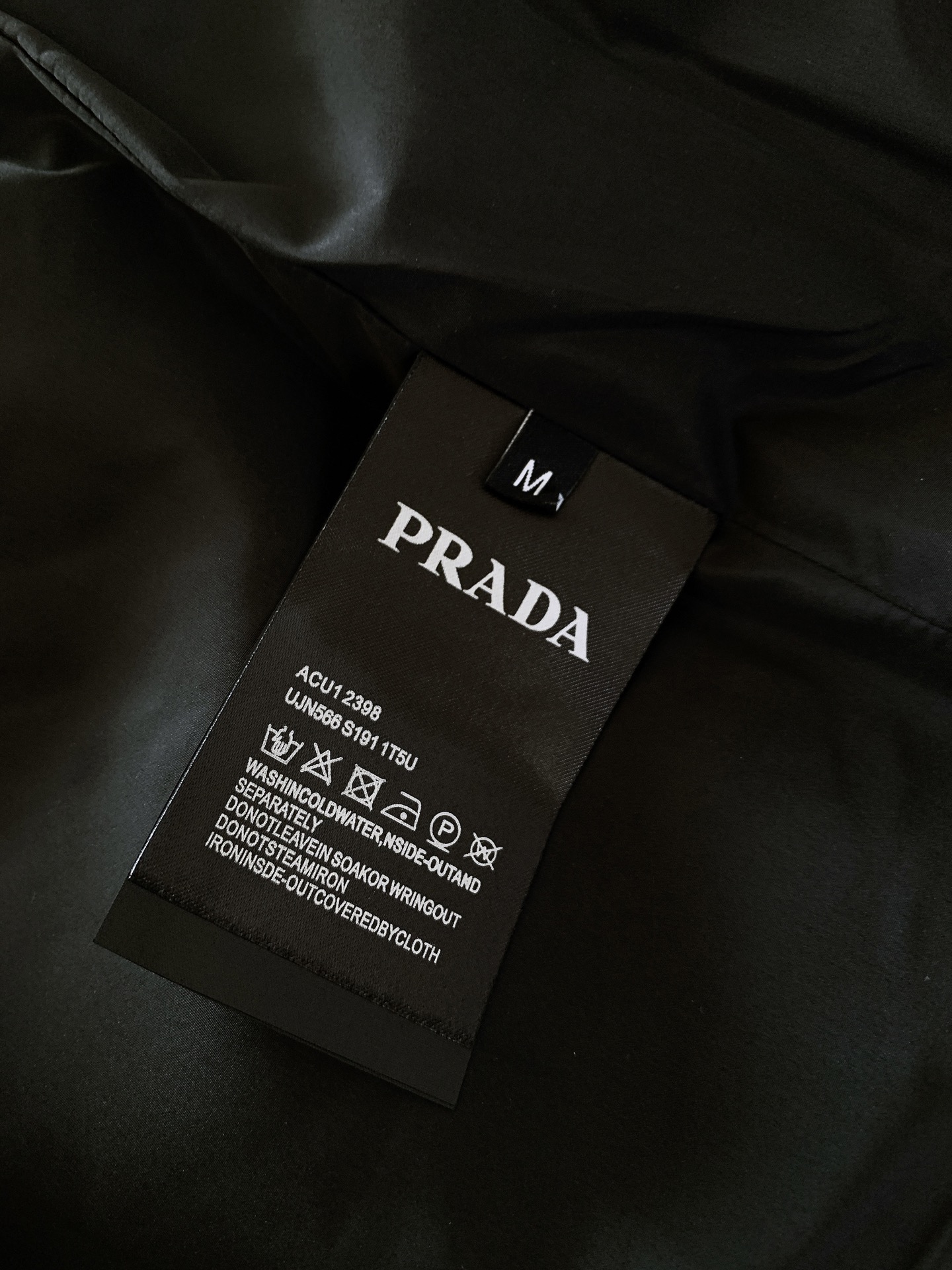 Prada 普拉达 2026FW早秋新品 翻领皮质衬衫款外套夹克🥼 甄选质感仿皮面料,自带细腻自然的皮革肌理,触感柔软不 Prada 普拉达 2026FW早秋新品 翻领皮质衬衫款外套夹克🥼 甄选质感仿皮面料,自带细腻自然的皮革肌理,触感柔软不