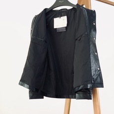 Prada 普拉达 2026FW早秋新品 翻领皮质衬衫款外套夹克🥼 甄选质感仿皮面料,自带细腻自然的皮革肌理,触感柔软不 Prada 普拉达 2026FW早秋新品 翻领皮质衬衫款外套夹克🥼 甄选质感仿皮面料,自带细腻自然的皮革肌理,触感柔软不
