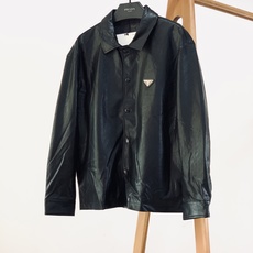 Prada 普拉达 2026FW早秋新品 翻领皮质衬衫款外套夹克🥼 甄选质感仿皮面料,自带细腻自然的皮革肌理,触感柔软不 Prada 普拉达 2026FW早秋新品 翻领皮质衬衫款外套夹克🥼 甄选质感仿皮面料,自带细腻自然的皮革肌理,触感柔软不