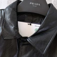 Prada 普拉达 2026FW早秋新品 翻领皮质衬衫款外套夹克🥼 甄选质感仿皮面料,自带细腻自然的皮革肌理,触感柔软不 Prada 普拉达 2026FW早秋新品 翻领皮质衬衫款外套夹克🥼 甄选质感仿皮面料,自带细腻自然的皮革肌理,触感柔软不