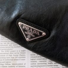 Prada 普拉达 2026FW早秋新品 翻领皮质衬衫款外套夹克🥼 甄选质感仿皮面料,自带细腻自然的皮革肌理,触感柔软不 Prada 普拉达 2026FW早秋新品 翻领皮质衬衫款外套夹克🥼 甄选质感仿皮面料,自带细腻自然的皮革肌理,触感柔软不