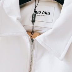 Miumiu 缪缪 2026FW早秋新品 休闲皮质夹克🥼 甄选细腻仿真皮面料,触感软糯自带柔和哑光肌理,不硬不闷,兼顾挺 Miumiu 缪缪 2026FW早秋新品 休闲皮质夹克🥼 甄选细腻仿真皮面料,触感软糯自带柔和哑光肌理,不硬不闷,兼顾挺