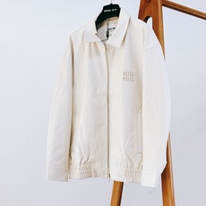 Miumiu 缪缪 2026FW早秋新品 休闲皮质夹克🥼 甄选细腻仿真皮面料,触感软糯自带柔和哑光肌理,不硬不闷,兼顾挺 Miumiu 缪缪 2026FW早秋新品 休闲皮质夹克🥼 甄选细腻仿真皮面料,触感软糯自带柔和哑光肌理,不硬不闷,兼顾挺